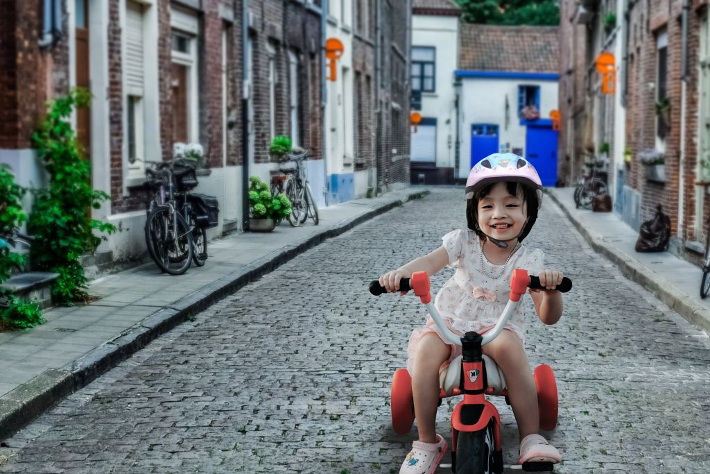 CityTRAQ campagne beeld van klein meisje op de fiets in een Europese straat