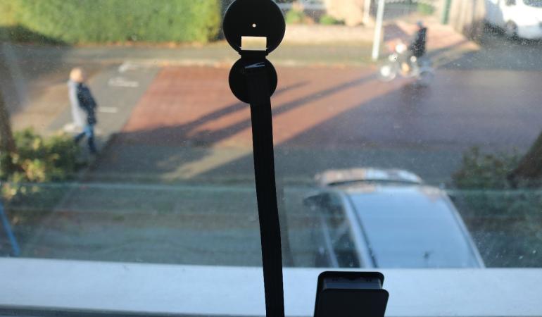 Sensor op een raam die automatisch voetgangers, fietsers, auto’s en vrachtverkeer telt die langskomen