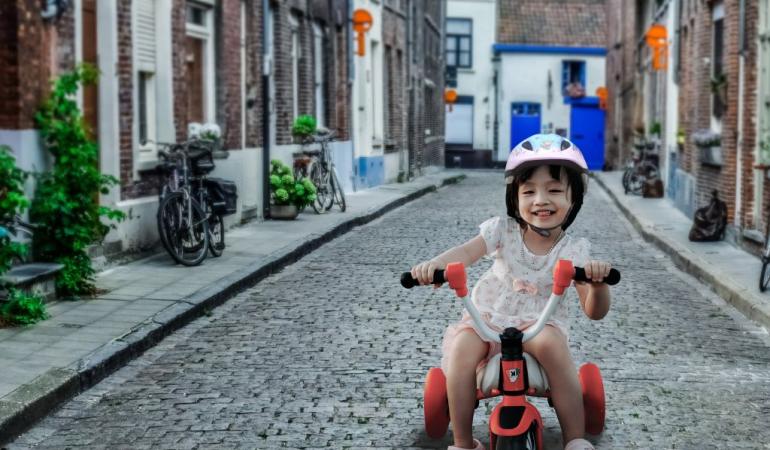 CityTRAQ campagne beeld van klein meisje op de fiets in een Europese straat