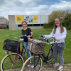 leerlingen van het Anna van Rijn college met het snuffelfiets meetkastje bungelend aan het stuur